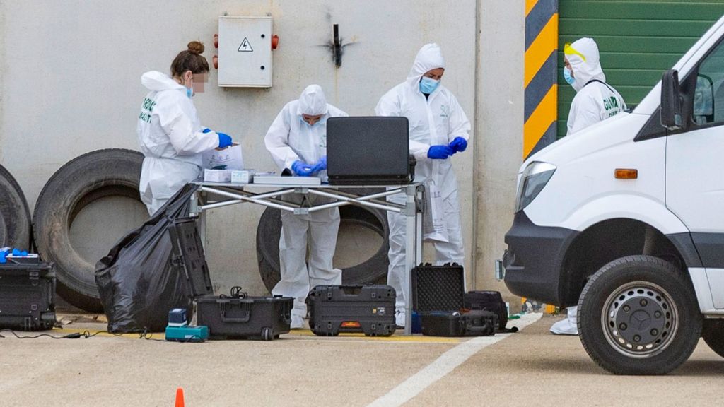 Conmoción en Librilla tras el hallazgo de restos humanos sepultados en una nave: estaban enterrados en cal viva y sosa caústica