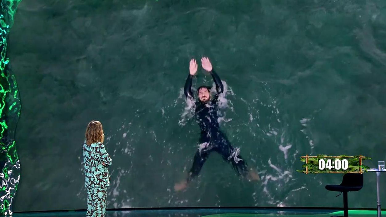 Damián nada hasta el cayo para intentar conseguir el reto