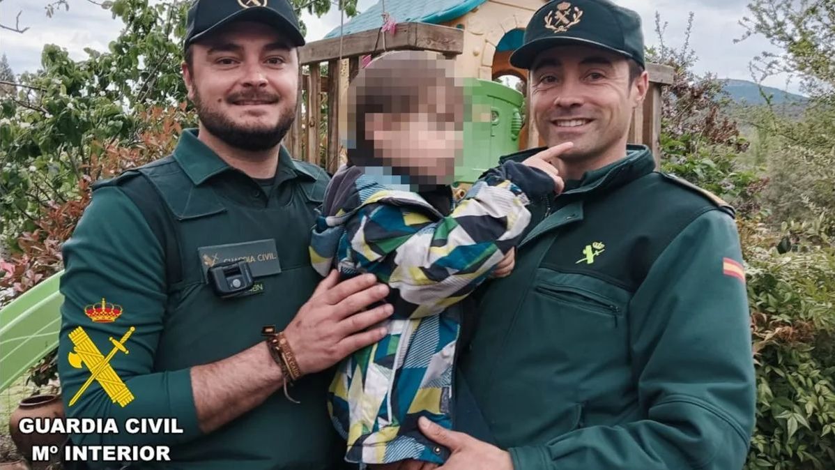 Dos agentes junto con el niño que desapareció durante unas horas en Covarrubias, Burgos