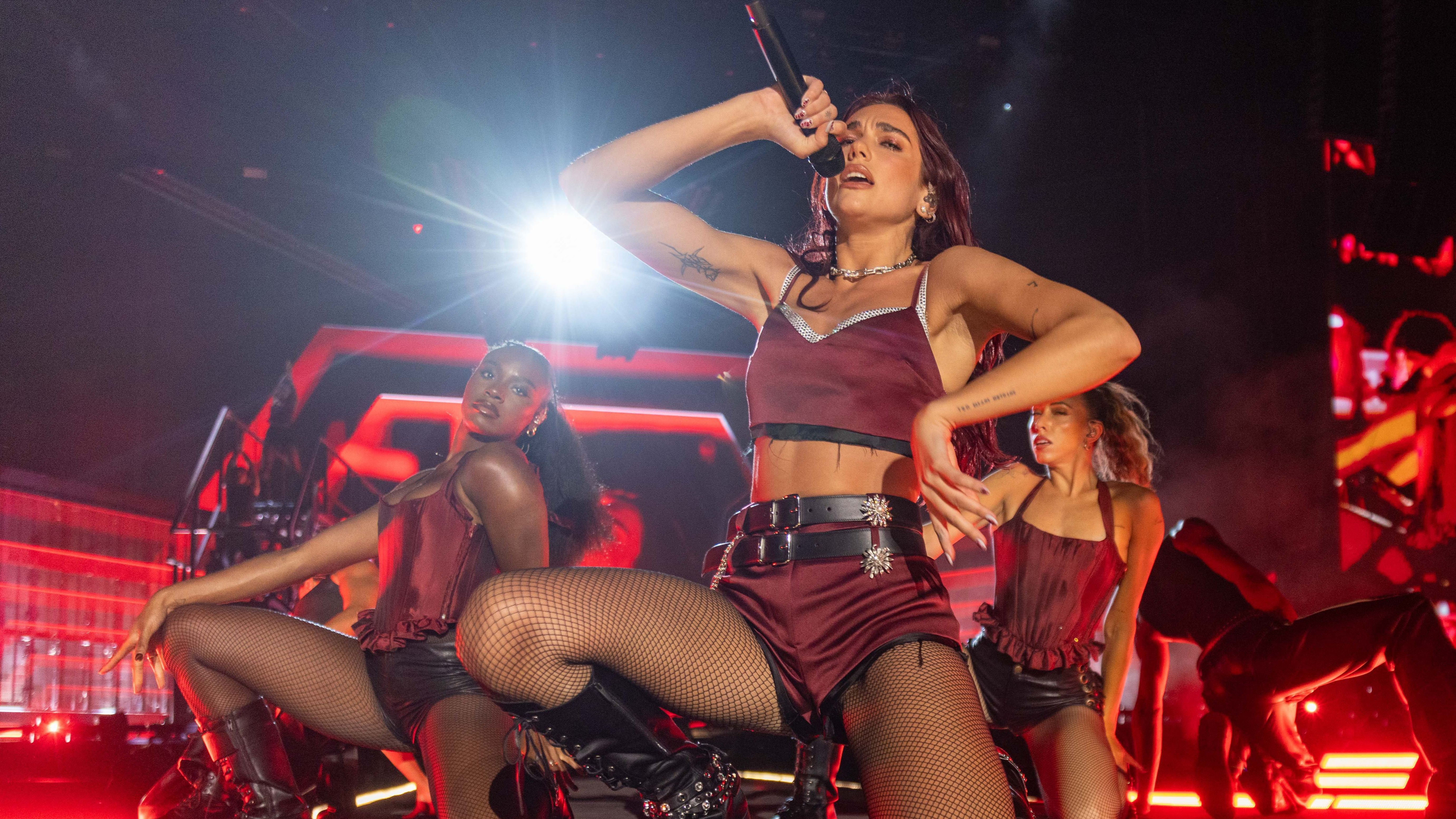 Dua Lipa durante un concierto en Estados Unidos
