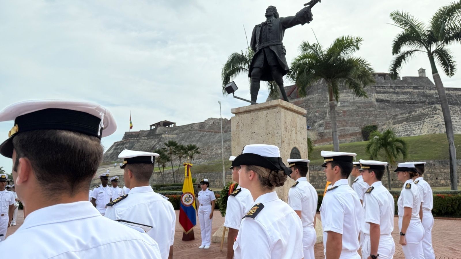 EuropaPress 6715768 princesa asturias otros guardiamarinas rinden homenaje blas lezo escala