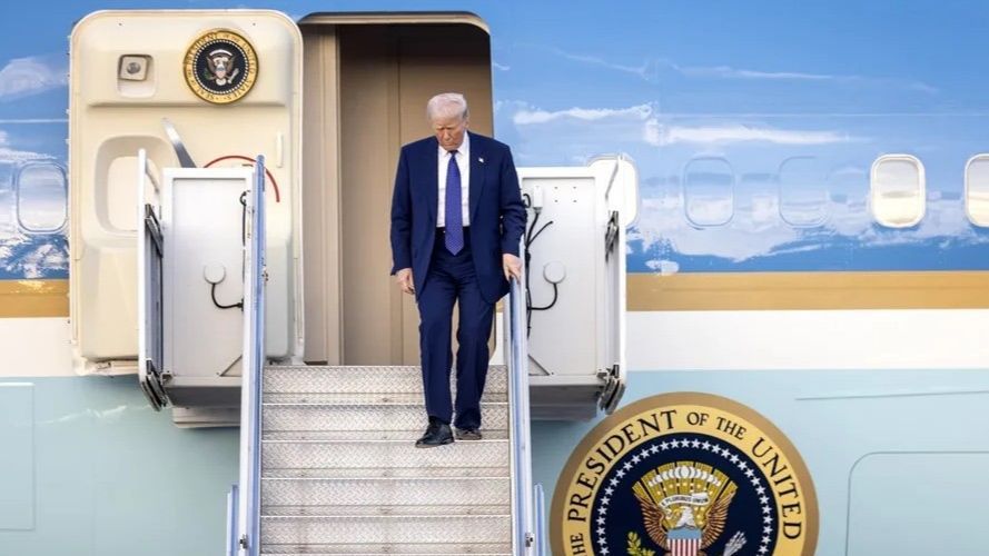 Fotografía de archivo del presidente de Estados Unidos, Donald Trump, mientras desciende del Air Force One, el avión de la Presidencia estadounidense.