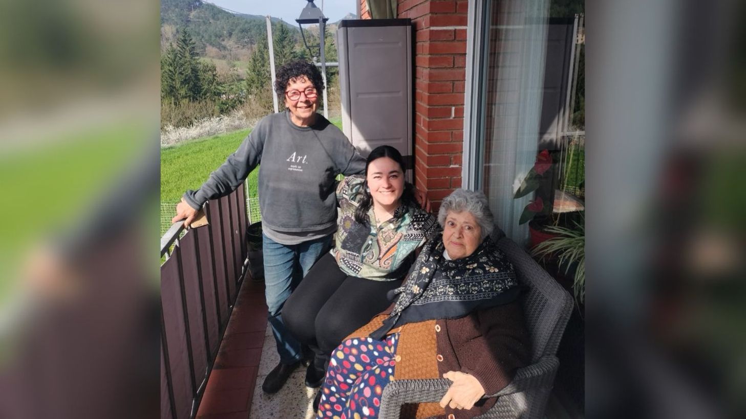 Hatice y Yüksel junto a Laura, cofundadora de la cooperativa Kloosiv