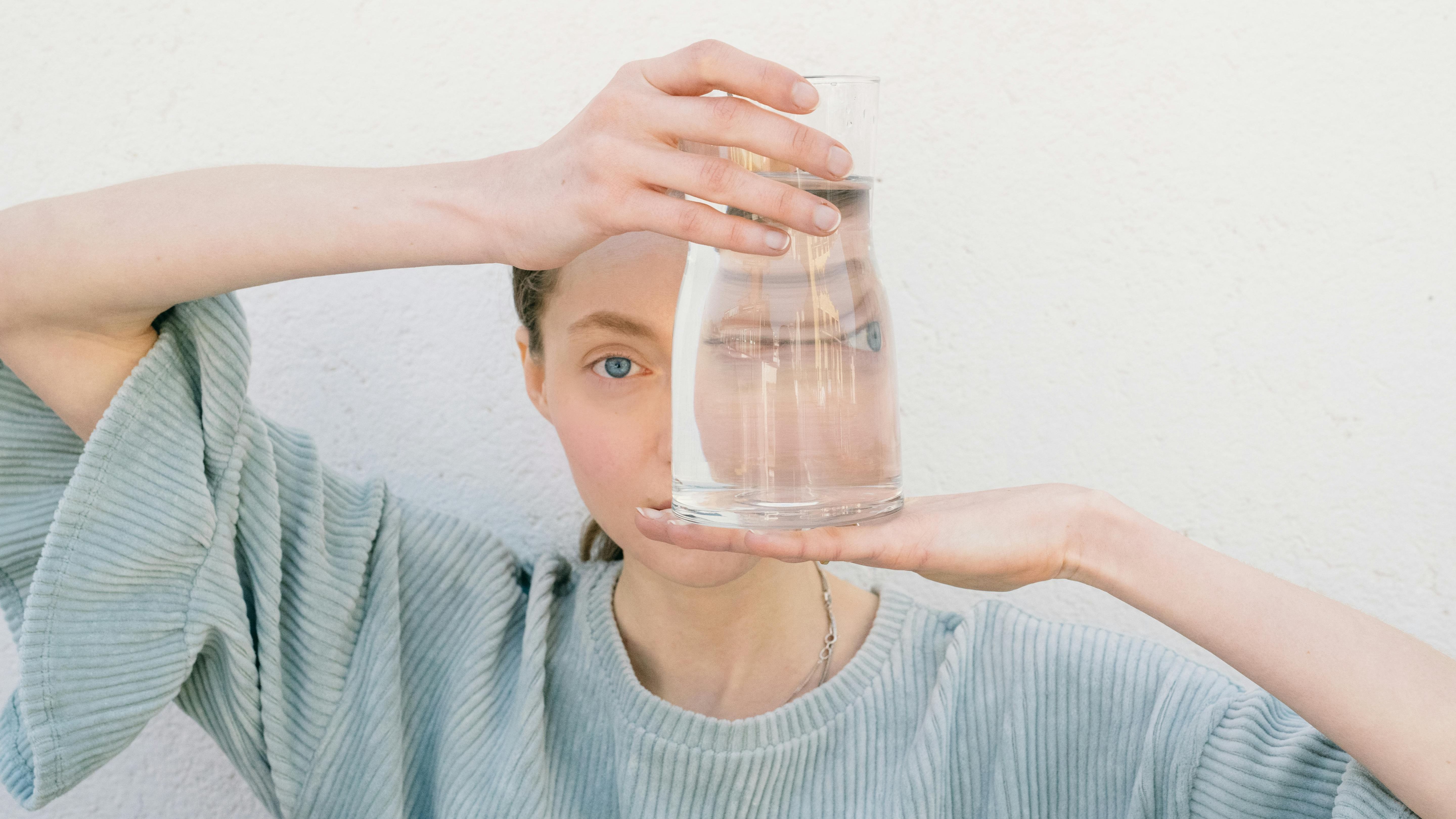 Imagen de recurso de una persona mirando a través de una botella de agua