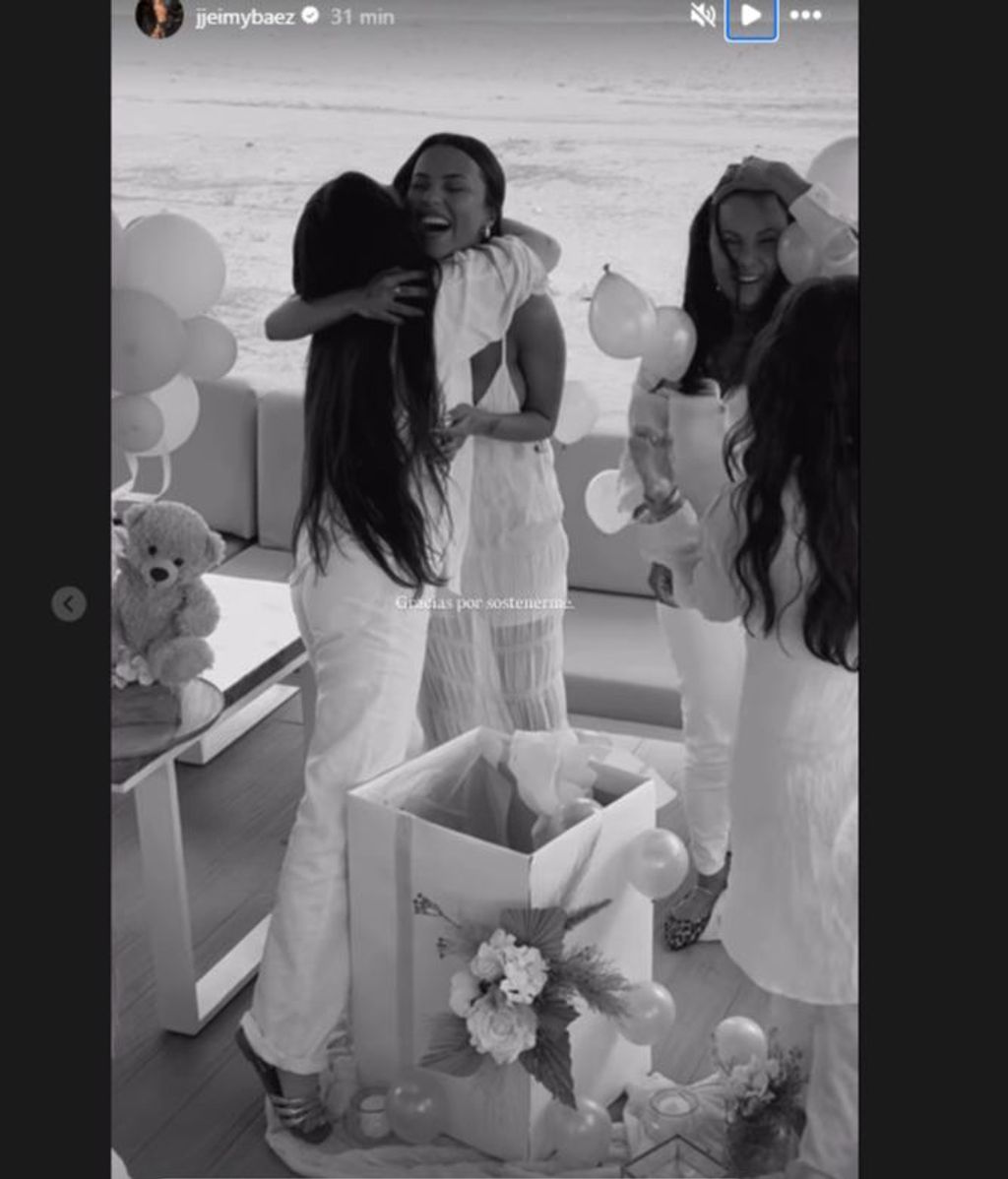Jeimy Baéz con sus amigas en su fiesta
