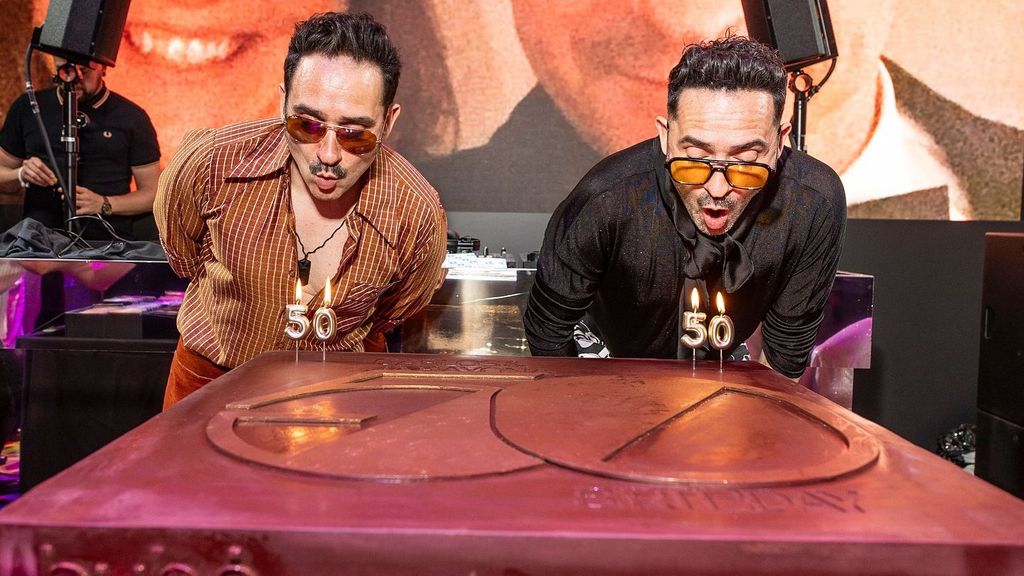 Juan Antonio y su hermano Carlos Bayona soplando las velas de su 50º cumpleaños