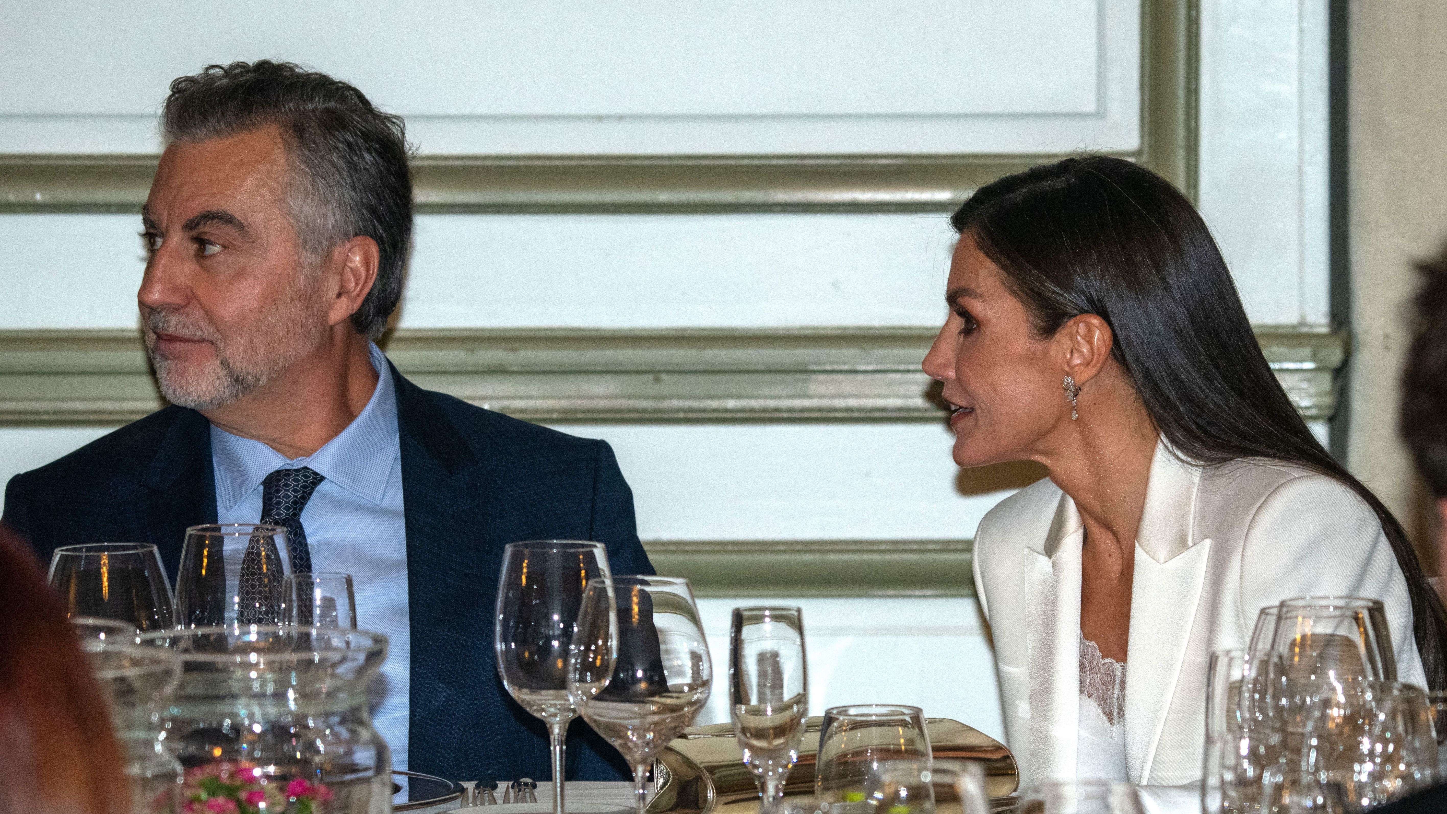 La Reina Letizia junto a Carlos Alsina en la entrega Premio de Periodismo Francisco Cerecedo