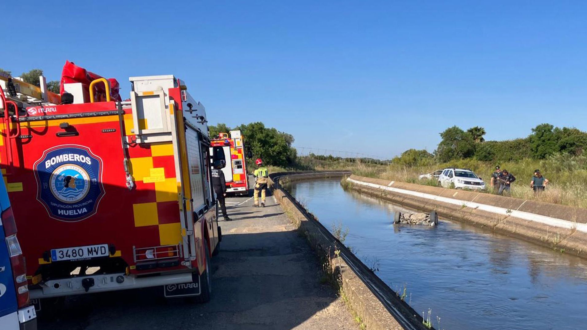 Localizan un vehículo con tres personas muertas en su interior en un canal de Huelva