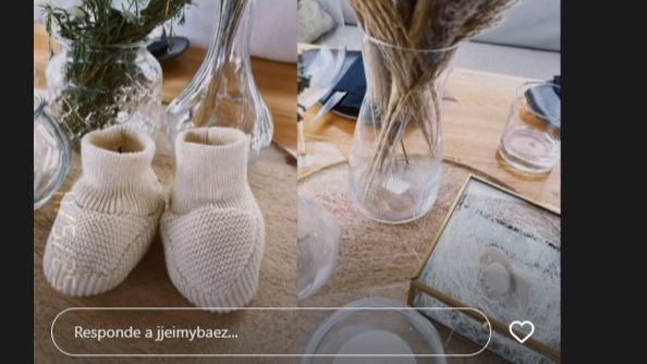 Los zapatos de bebé de lana y el chupete