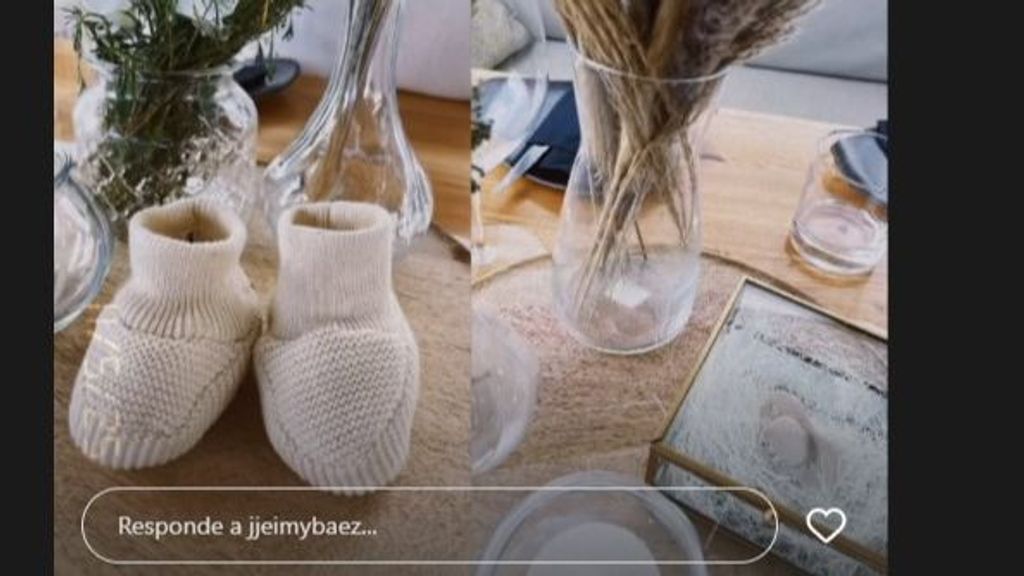 Los zapatos de bebé de lana y el chupete