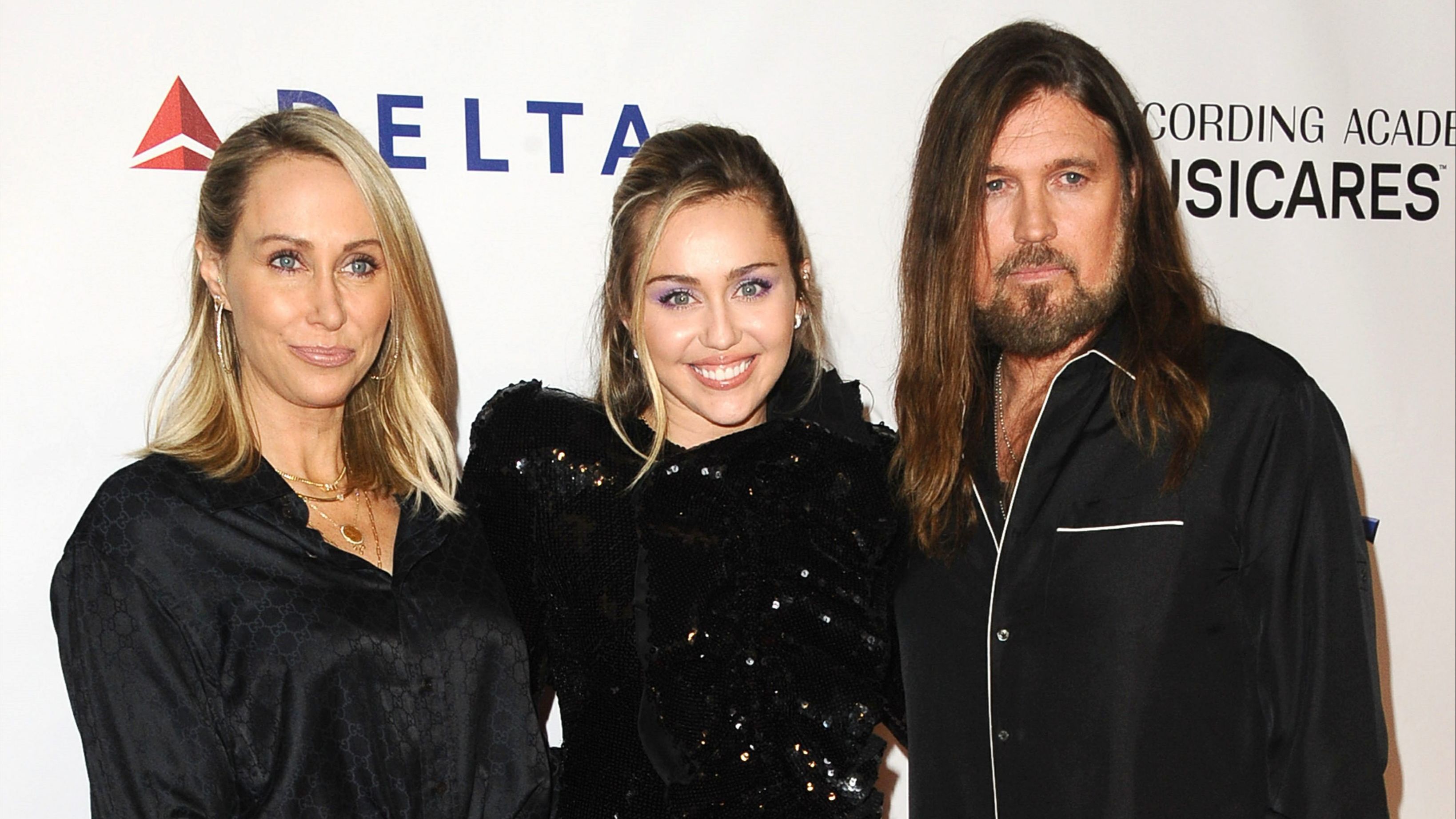 Miley Cyrus junto a sus padres, Tish y Billy Ray Cyrus, en una imagen de archivo.