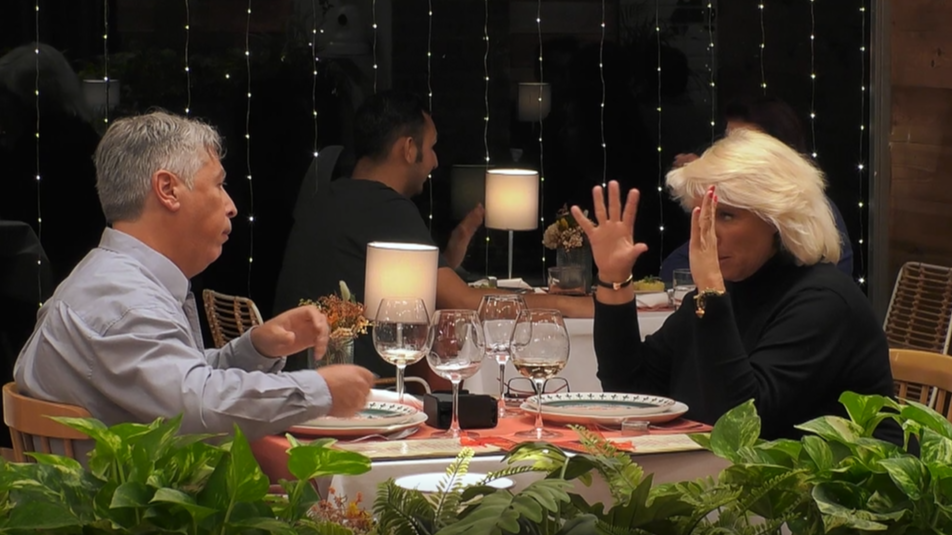 Sonia y Raúl basan su cita en el tema de las relaciones liberales