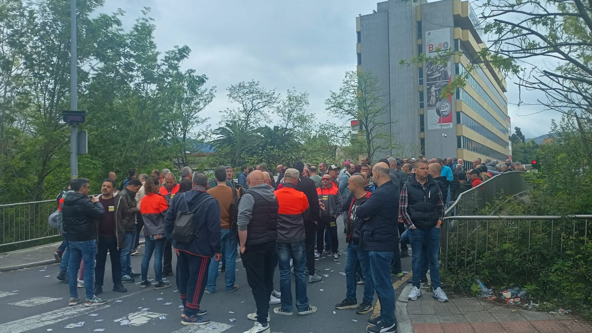 Trabajadores a las puertas de la factoría en Basauri