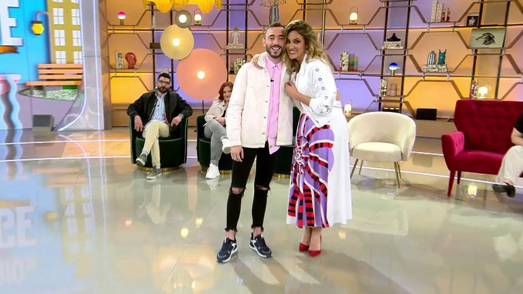 Verónica Dulanto se fotografía con un fan