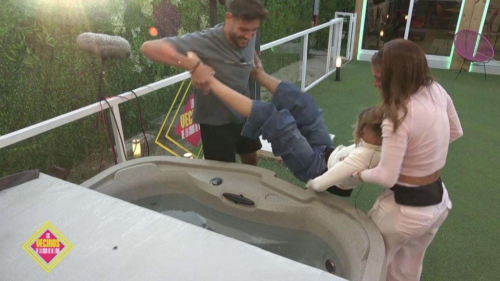 El cómico momento en el que tiran a Andrea al jacuzzi: "Es un sacrificio" Los vecinos de la casa de al lado Temporada 2 Top Vídeos 1504