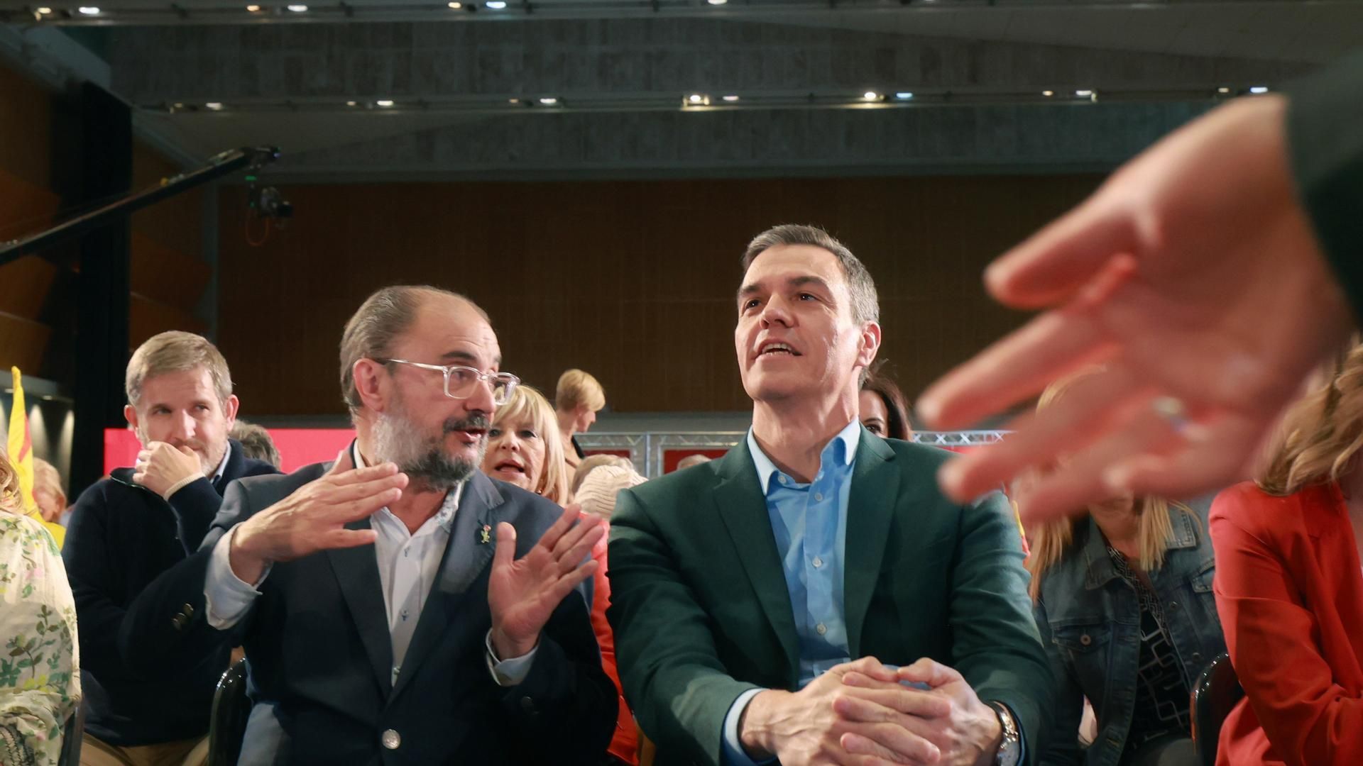Archivo - El presidente del Gobierno y secretario general del PSOE, Pedro Sánchez (d) y el entonces secretario general del PSOE de Aragón y candidato a la Presidencia del Gobierno autonómico, Javier Lambán en mayo de 2023.