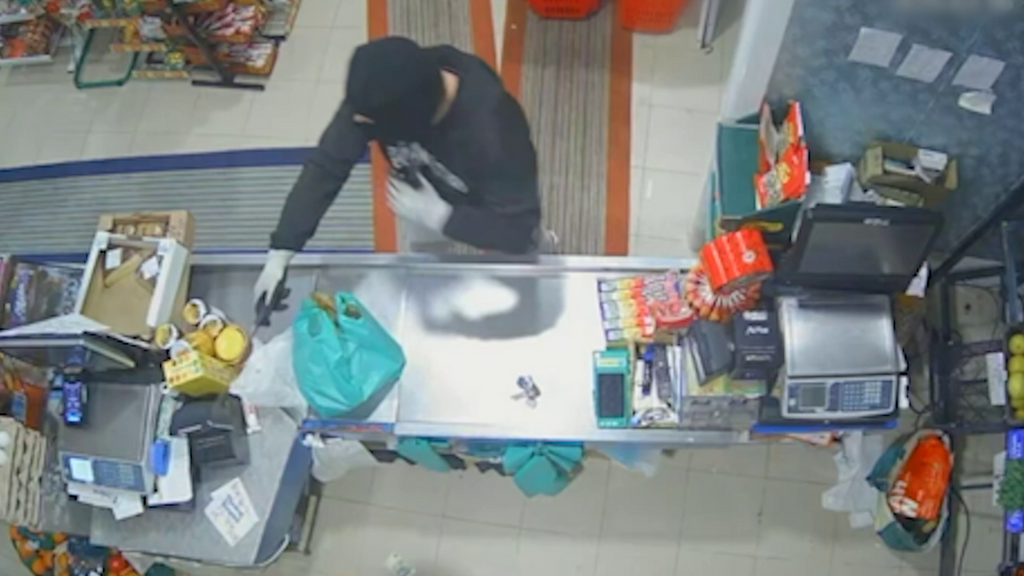 Dos atracadores irrumpen en un comercio con la cara tapada y cuchillos en las manos