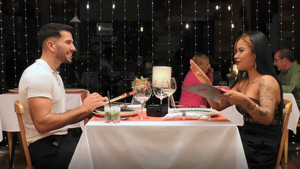 Dos solteros de 'First Dates' se la juegan y desvelan  los sitios mas raros para tener sexo: "Tiene cara de..."