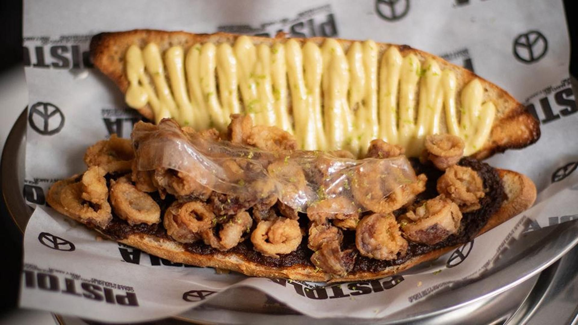 El bocadillo de chipirones con guiso de morcilla y calamar, el tercero mejor de España
