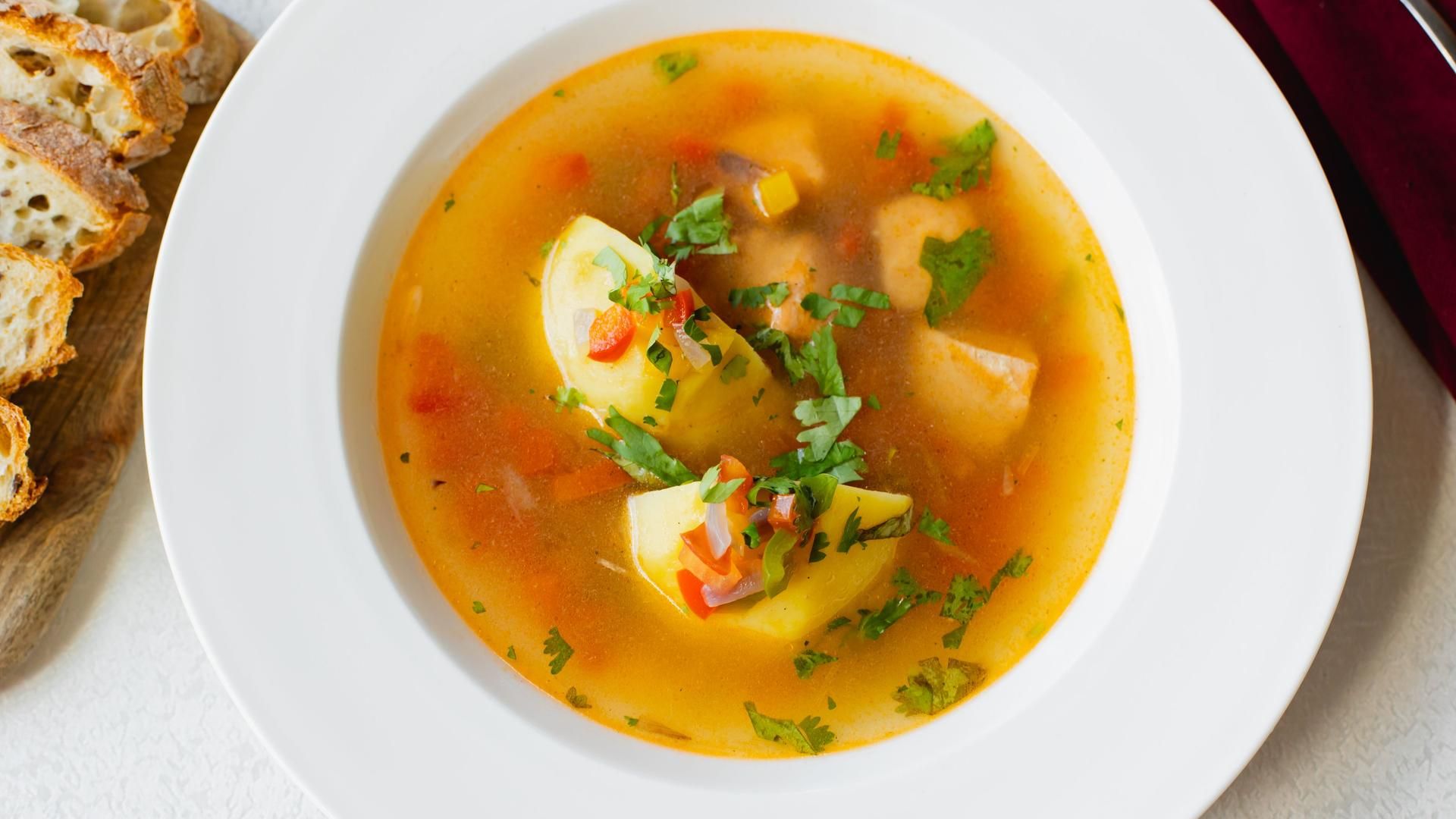 El caldo de pescado es una receta que no sólo nos sirve como base para otros platos, sino que es una sopa muy sabrosa