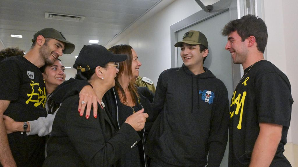 El emotivo reencuentro de Edan Alexander y su familia tras ser liberado por Hamás: "Es un héroe"
