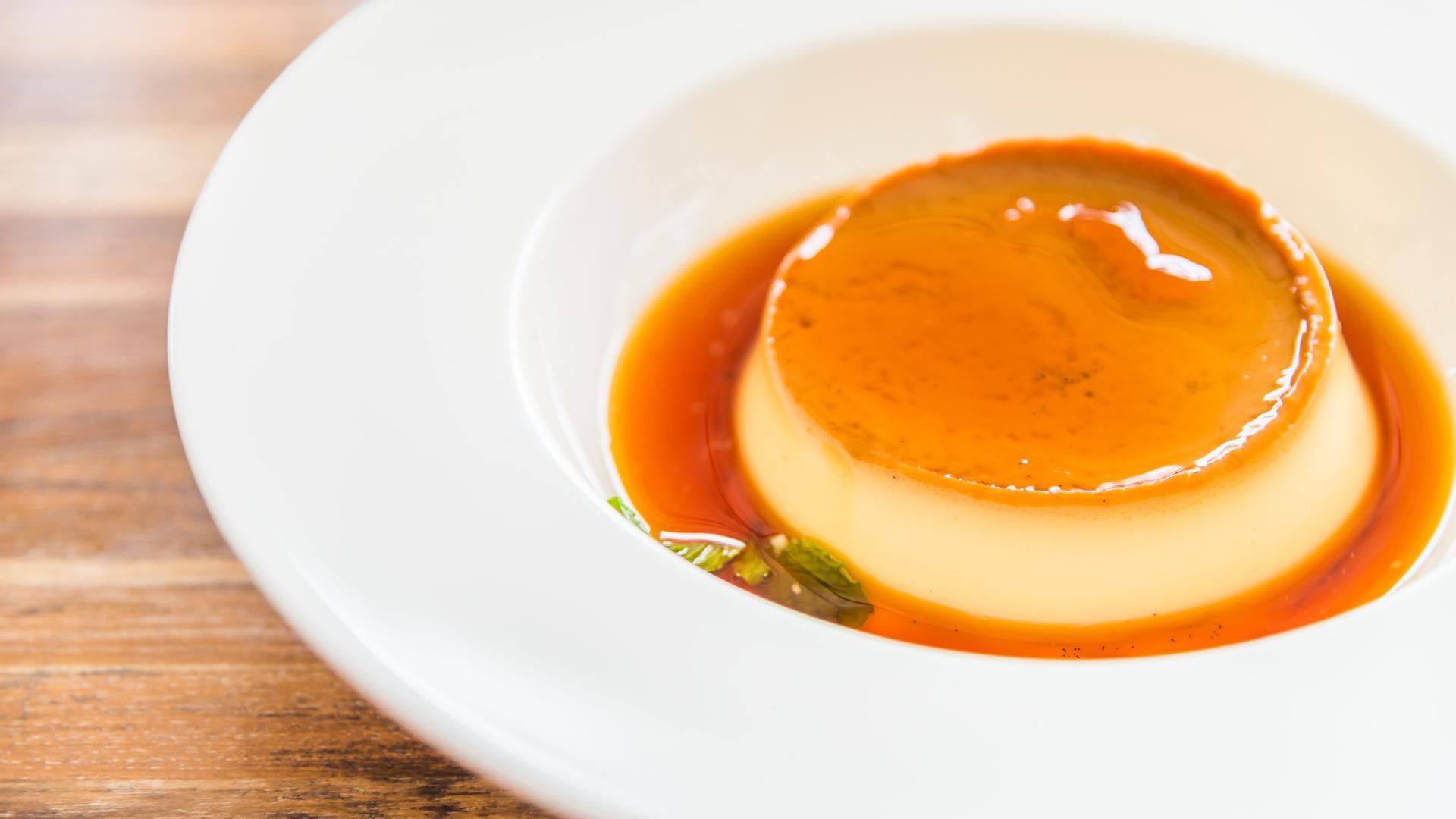 El flan de huevo es uno de los postres más tradicionales de España.