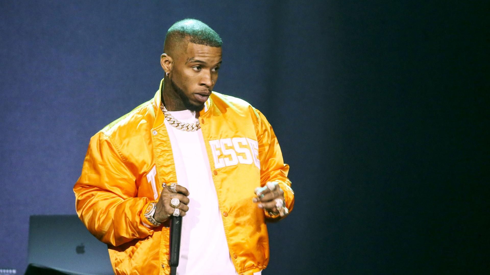 El rapero Tory Lanez, apuñalado en la cara en prisión y llevado de urgencia al hospital