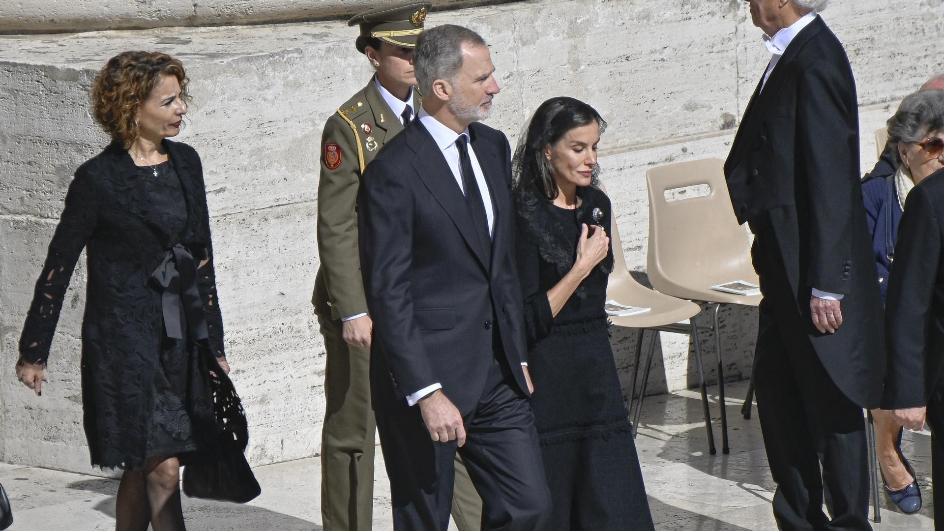 El Rey Felipe VI y la Reina Letizia a su llegada al funeral del Papa en Ciudad del Vaticano