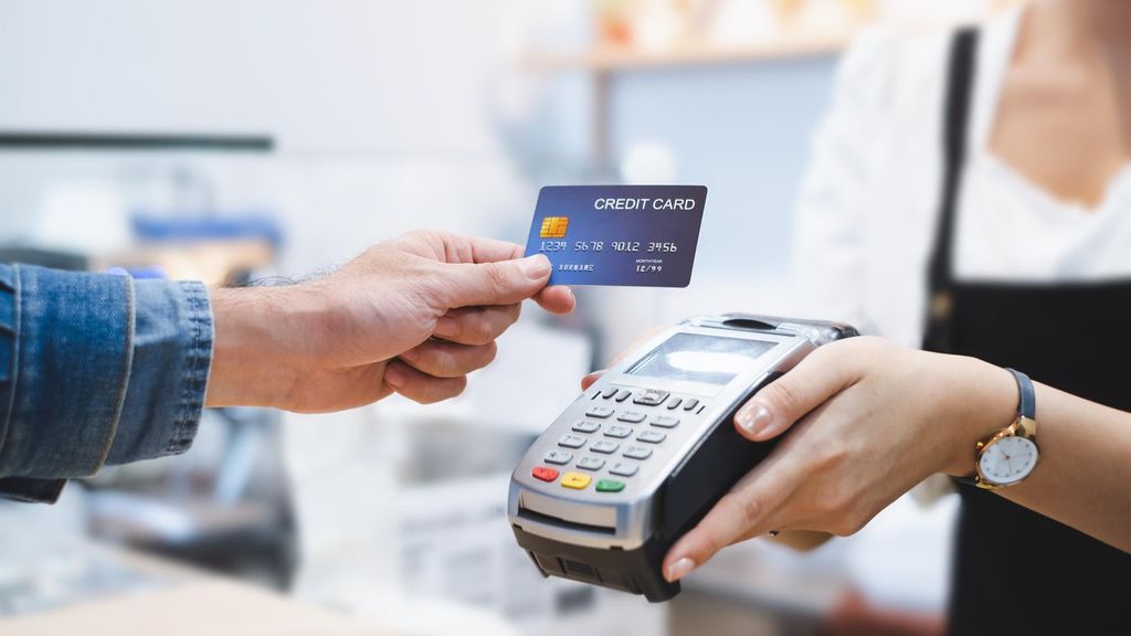 EuropaPress 3523362 persona pagando tarjeta credito datafono comercio