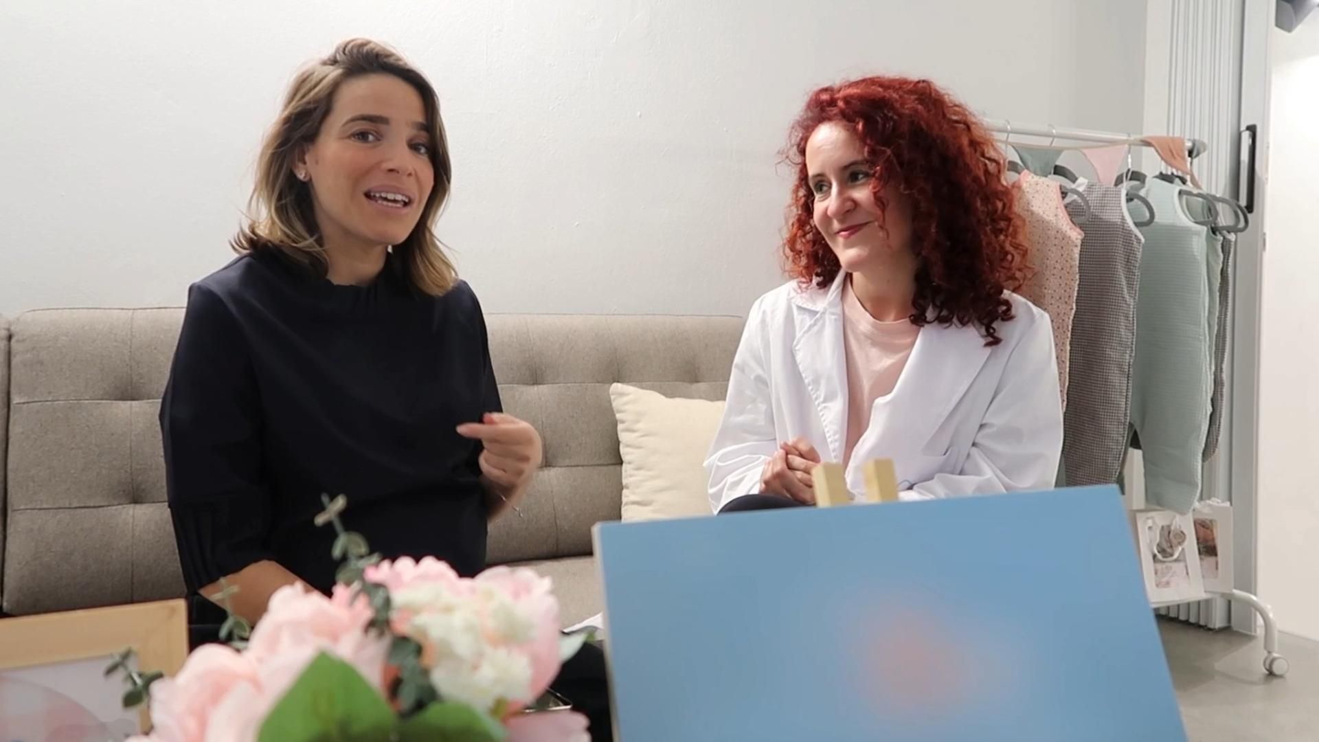 Flora González consulta con su matrona sus dudas sobre el parto
