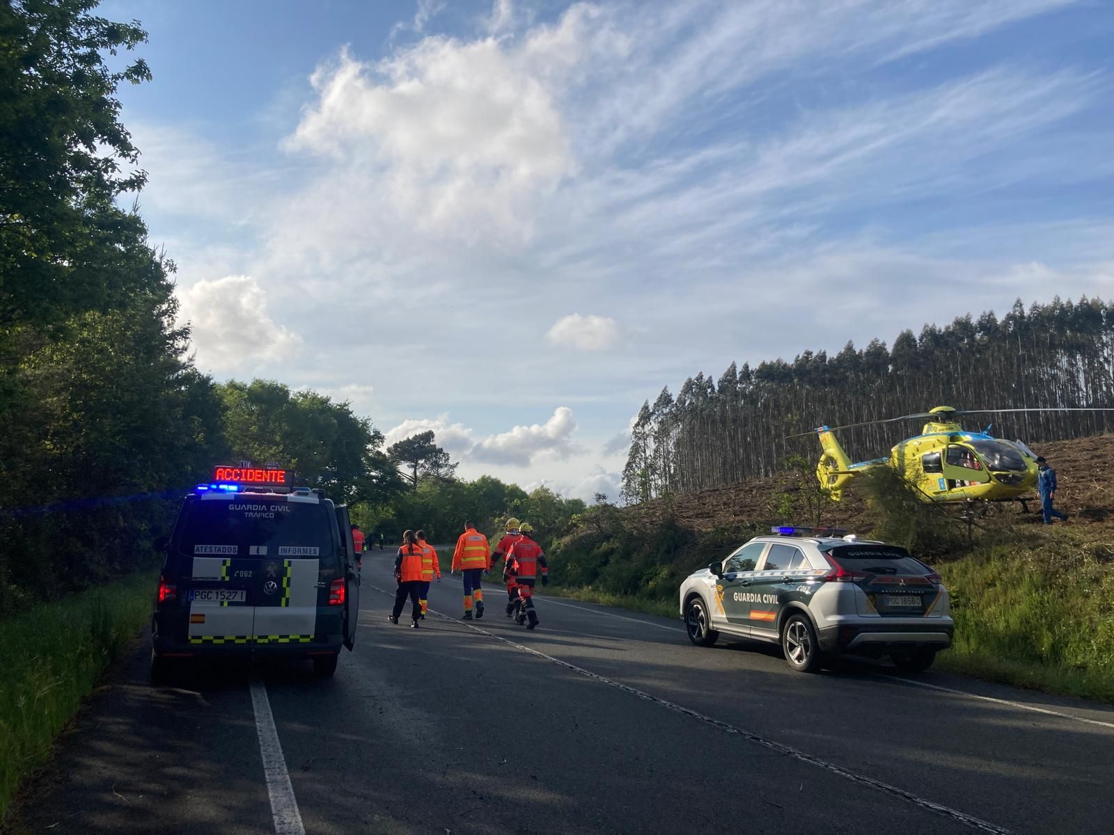 Hasta el lugar del accidente en Xermade, se desplazaron ambulancias, Guardia Civil, bomberos y un helicóptero medicalizado