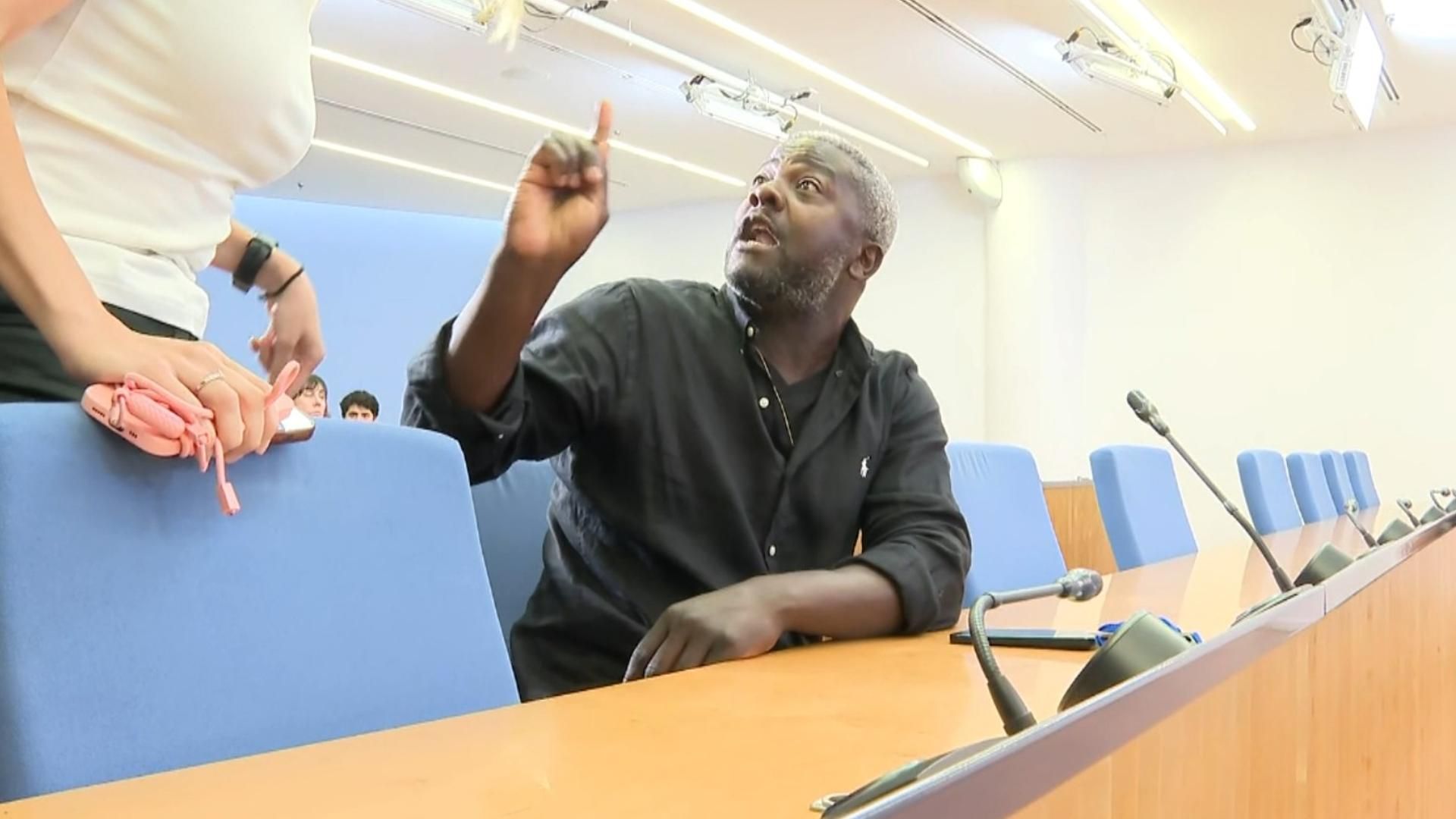 Imagen inédita en el Congreso: periodistas abandonan la sala de prensa tras un boicot en el turno de preguntas