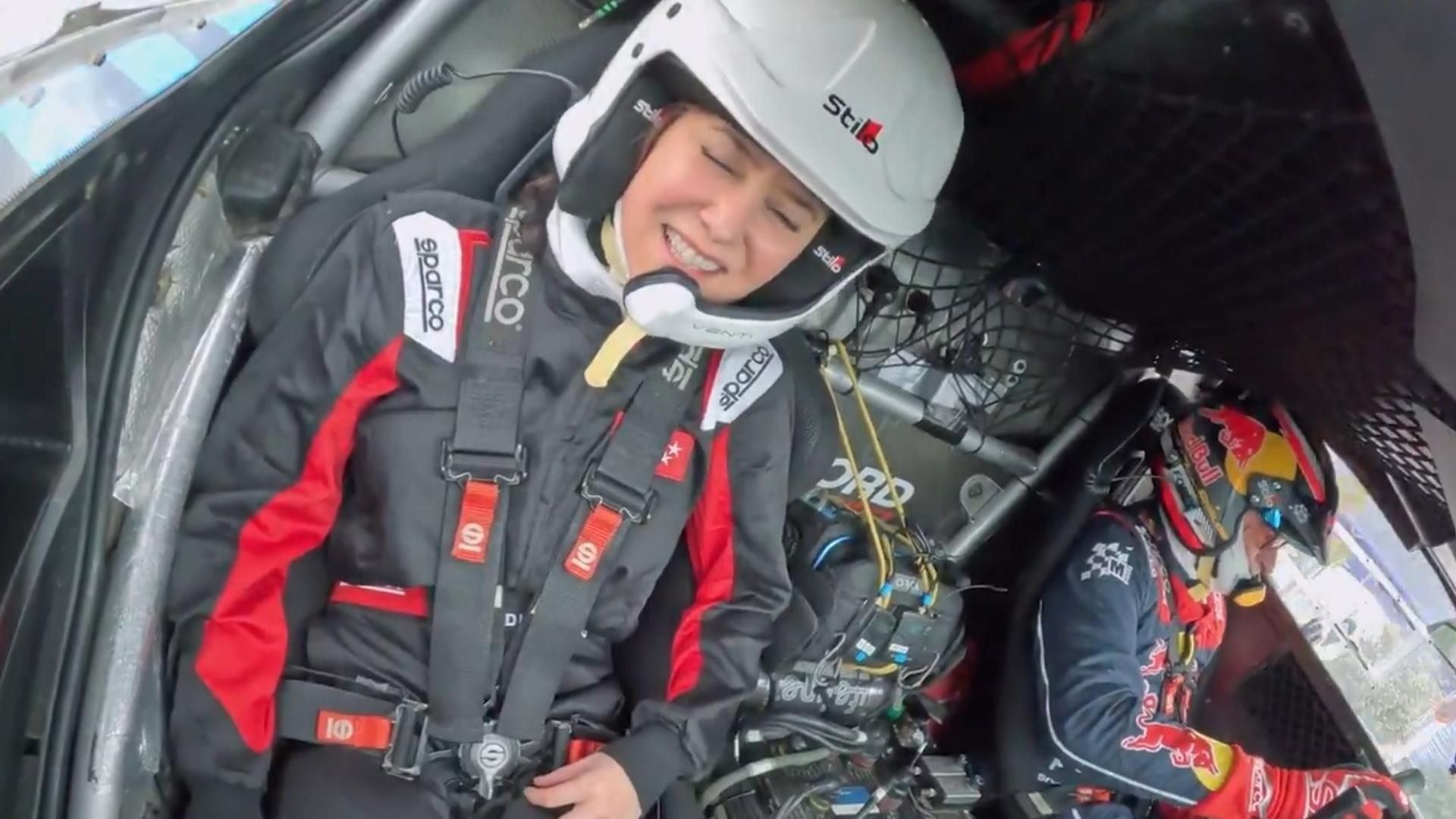 Isabel Díaz Ayuso se sube al coche de Carlos Sainz y recorre Madring, el circuito de F1 de Madrid: “Tranquila, que no pasa nada”