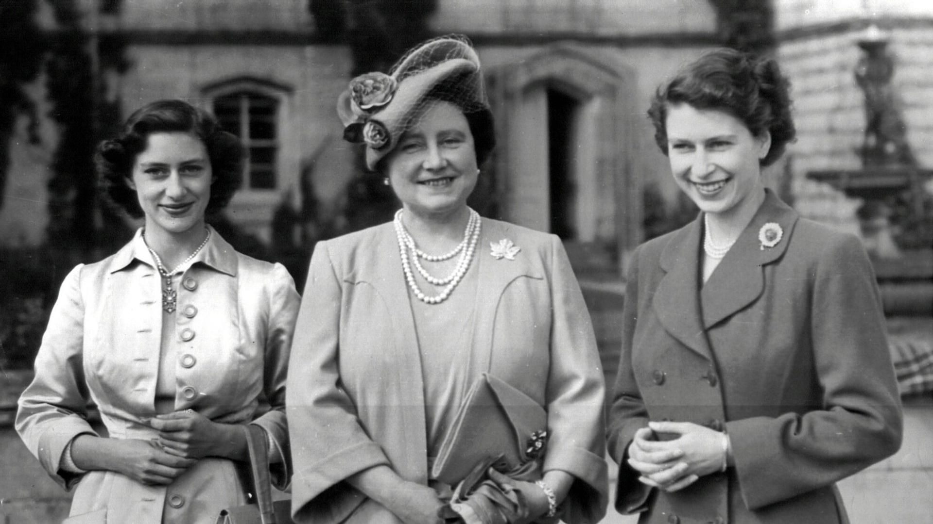 Isabel II con la Reina Madre y la princesa Margarita en Balmoral. FUENTE: Cordonpress Isabel II con la Reina Madre y la princesa Margarita en Balmoral. FUENTE: Cordonpress