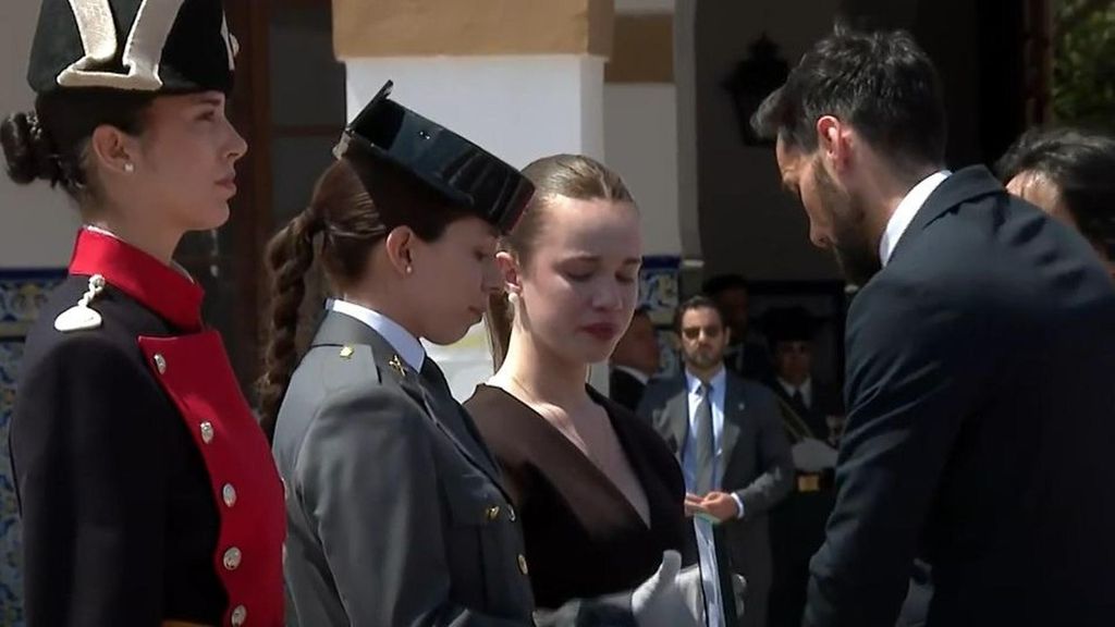 La emoción de las hijas de un guardia civil fallecido en Paiporta el día de la DANA al recoger una medalla en su memoria