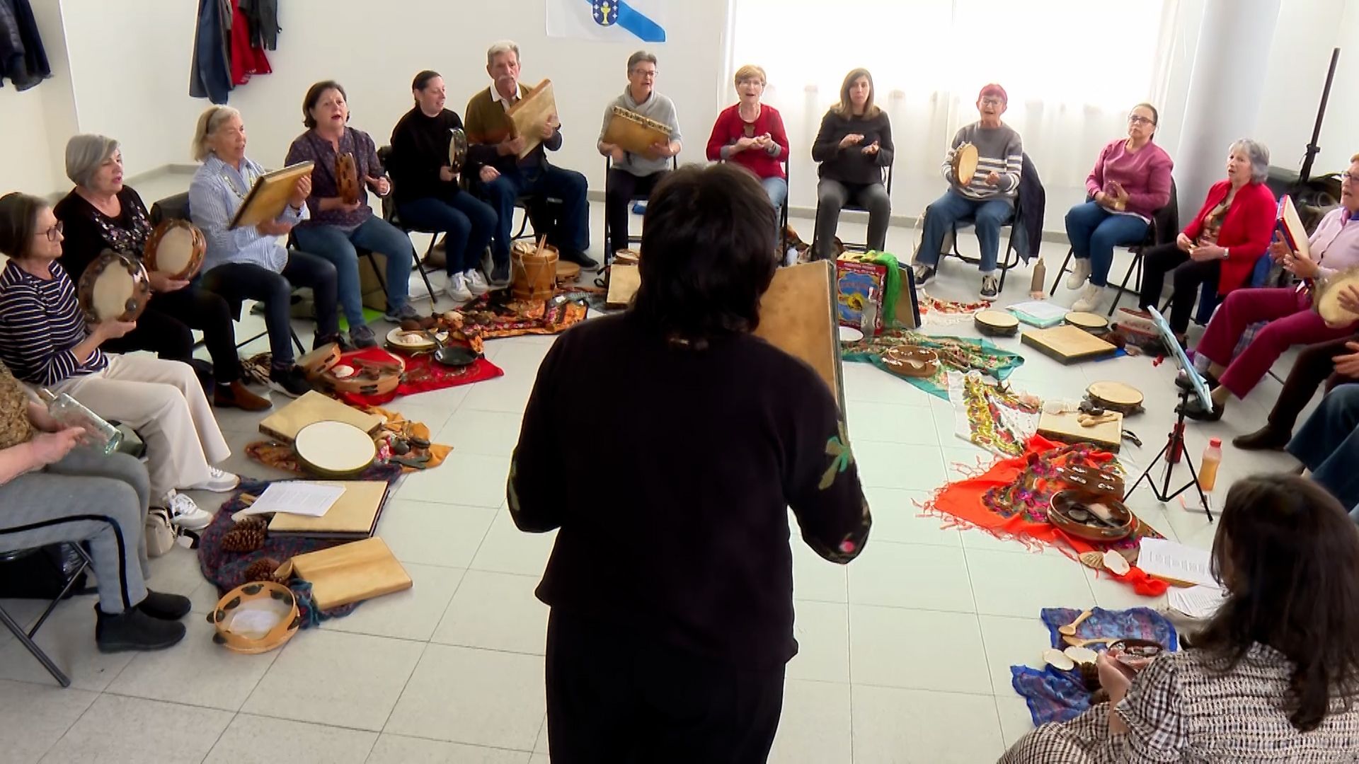 Leni  Álvarez con un grupo de cantareiras en una clase