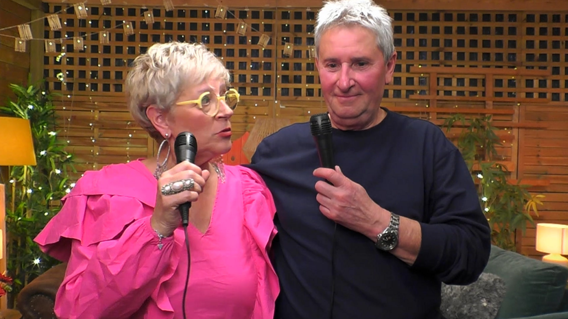 Los solteros cantan en el karaoke de 'First Dates'