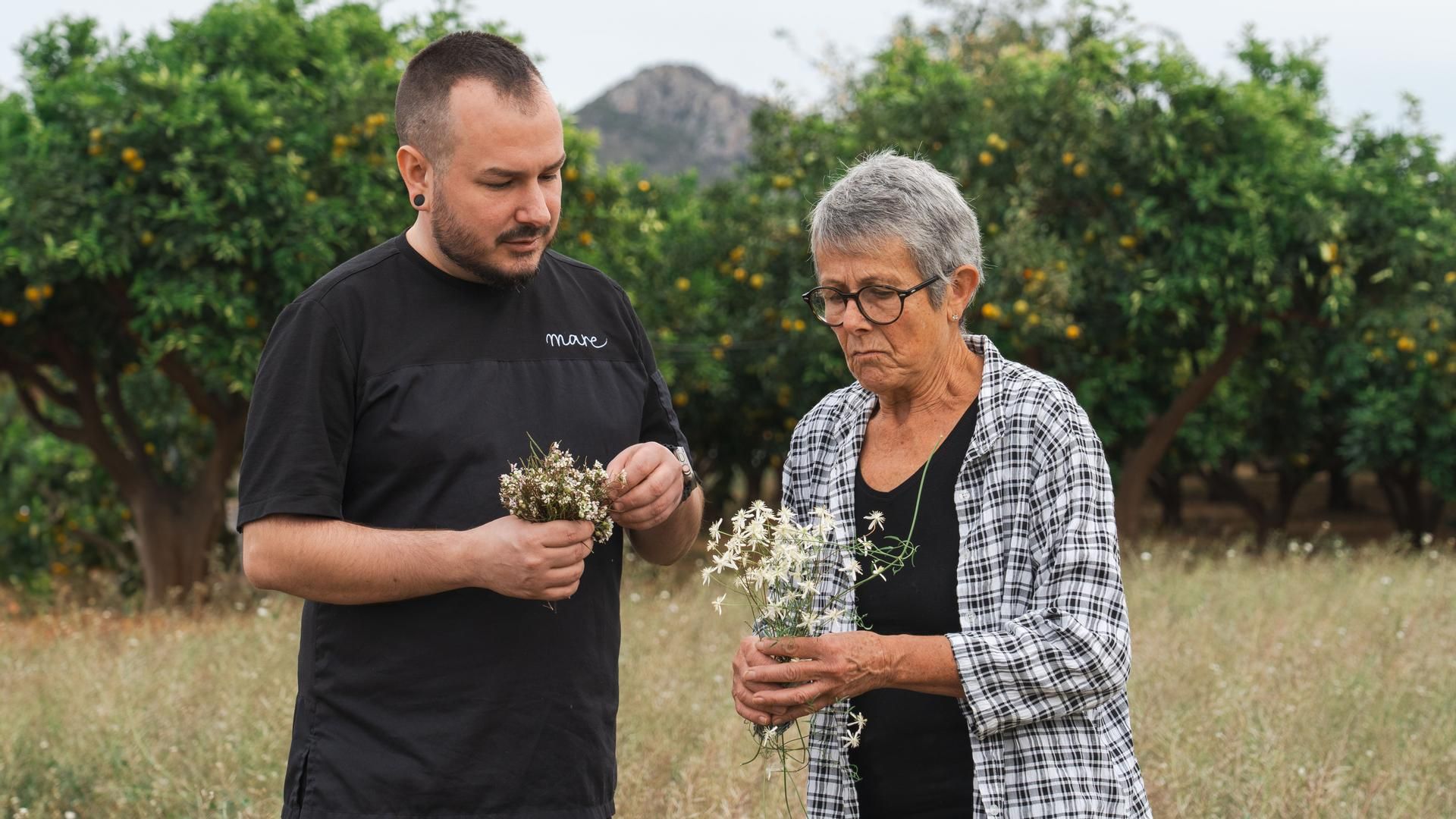 Miquel Gilabert, junto a su madre recogiendo algunas plantas