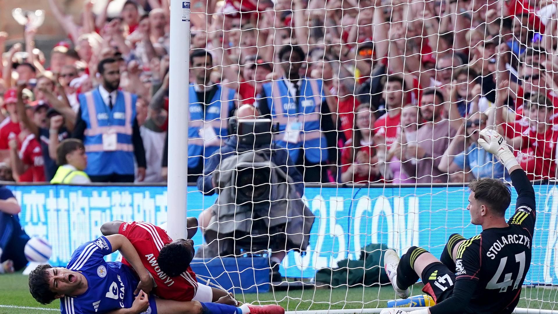 Taiwo Awoniyi, delantero del Nottingham Forest, operado de urgencia tras un golpe contra el palo