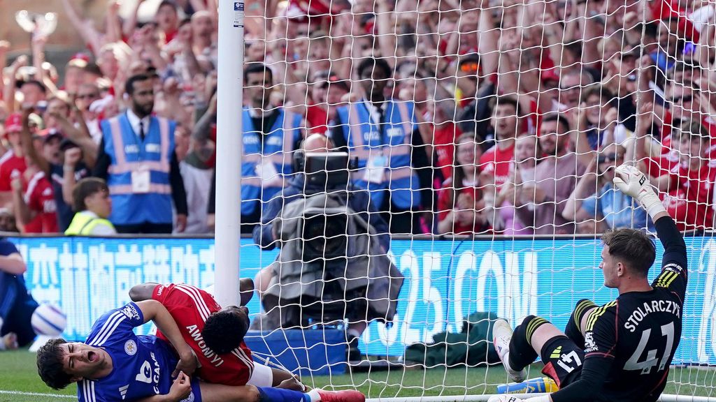 Taiwo Awoniyi, delantero del Nottingham Forest, operado de urgencia tras un golpe contra el palo