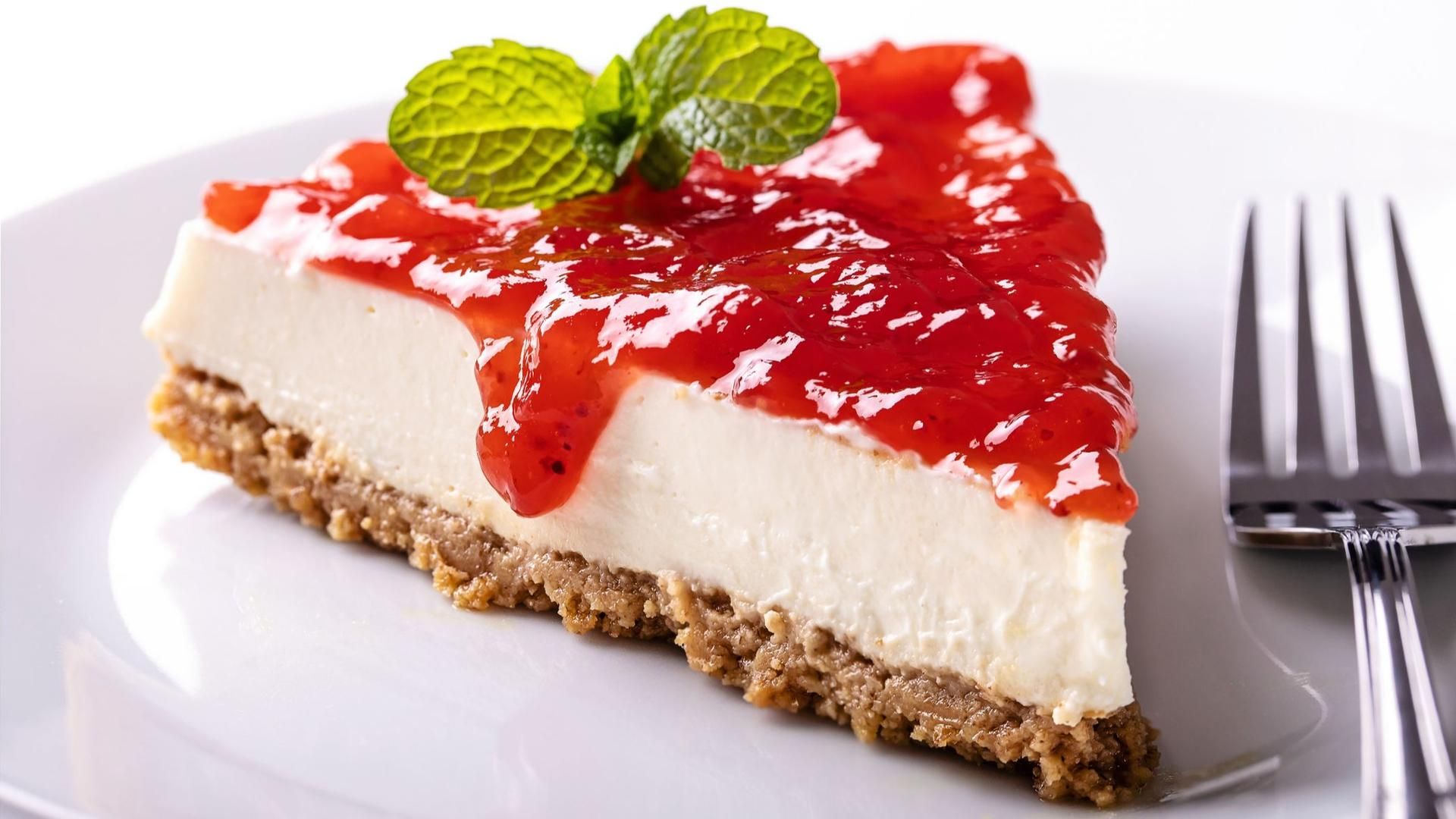 Tarta de queso con mermelada de fresa
