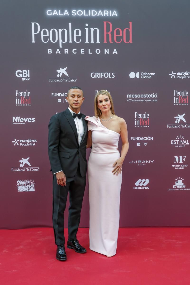 Thiago Alcántara y Júlia Vigas