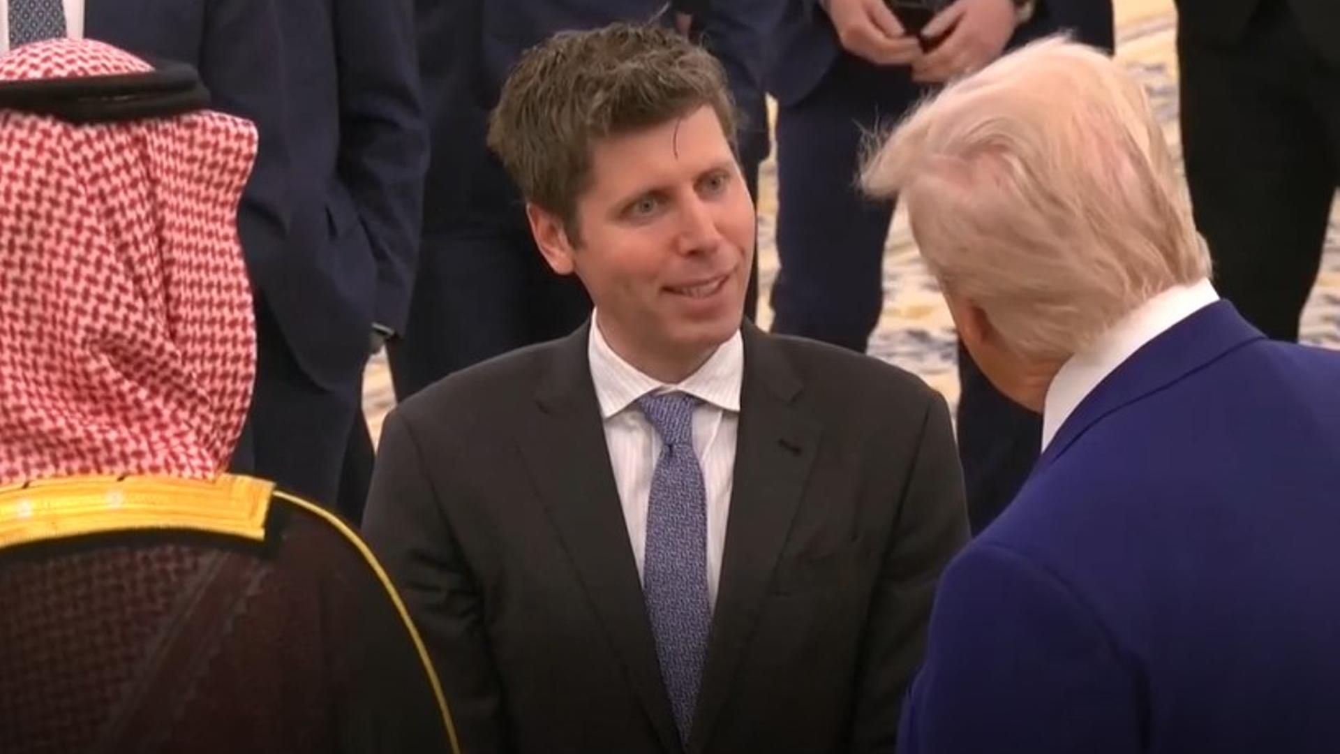 Trump con el príncipe saudí y el empresario Sam Altman