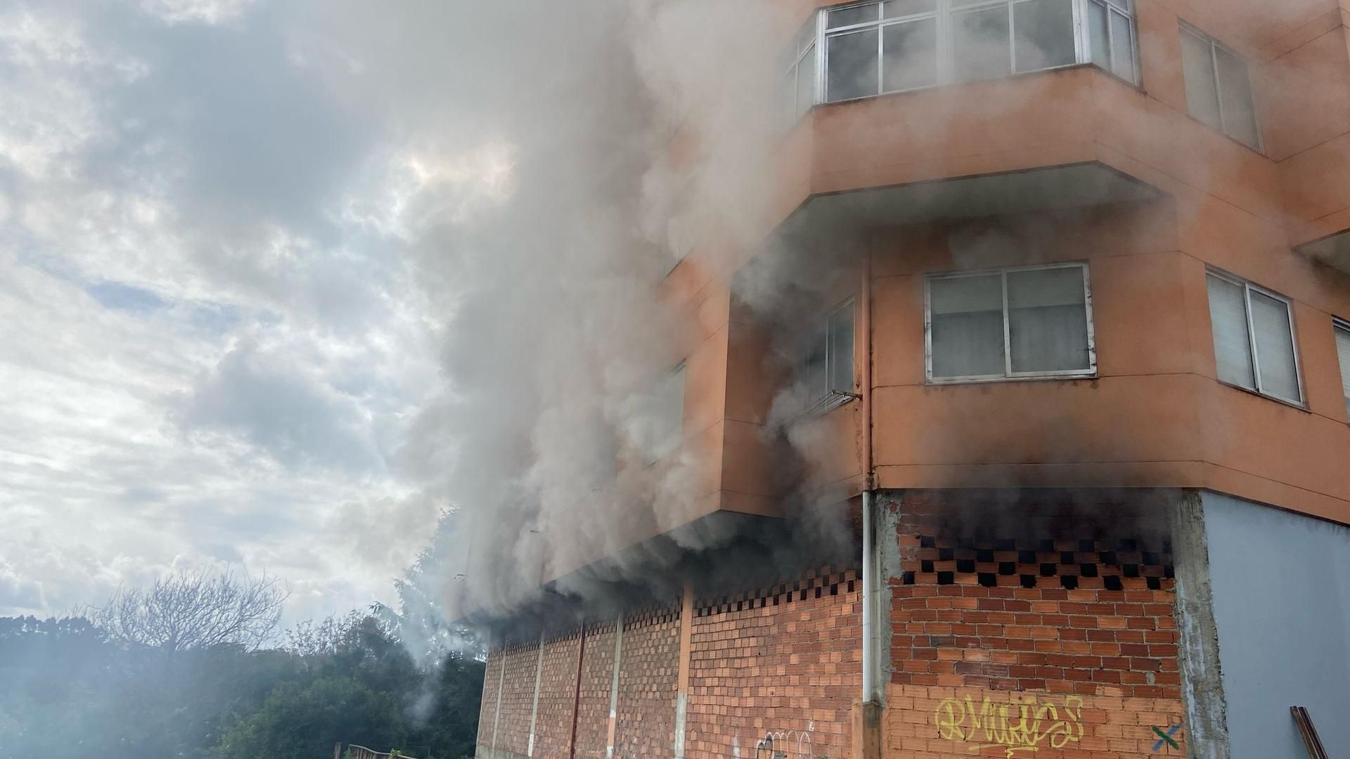 Un aparatoso incendio obliga a confinar a los vecinos de un edificio de Mugardos