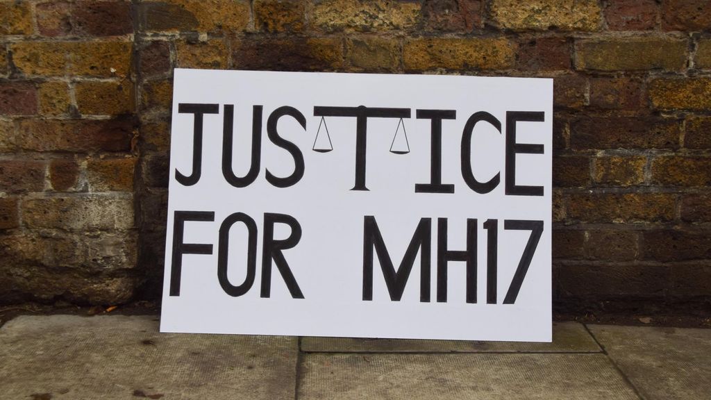 Un mensaje reclamando justicia por el derribo del avión MH17 de Malasya Airlines en 2014