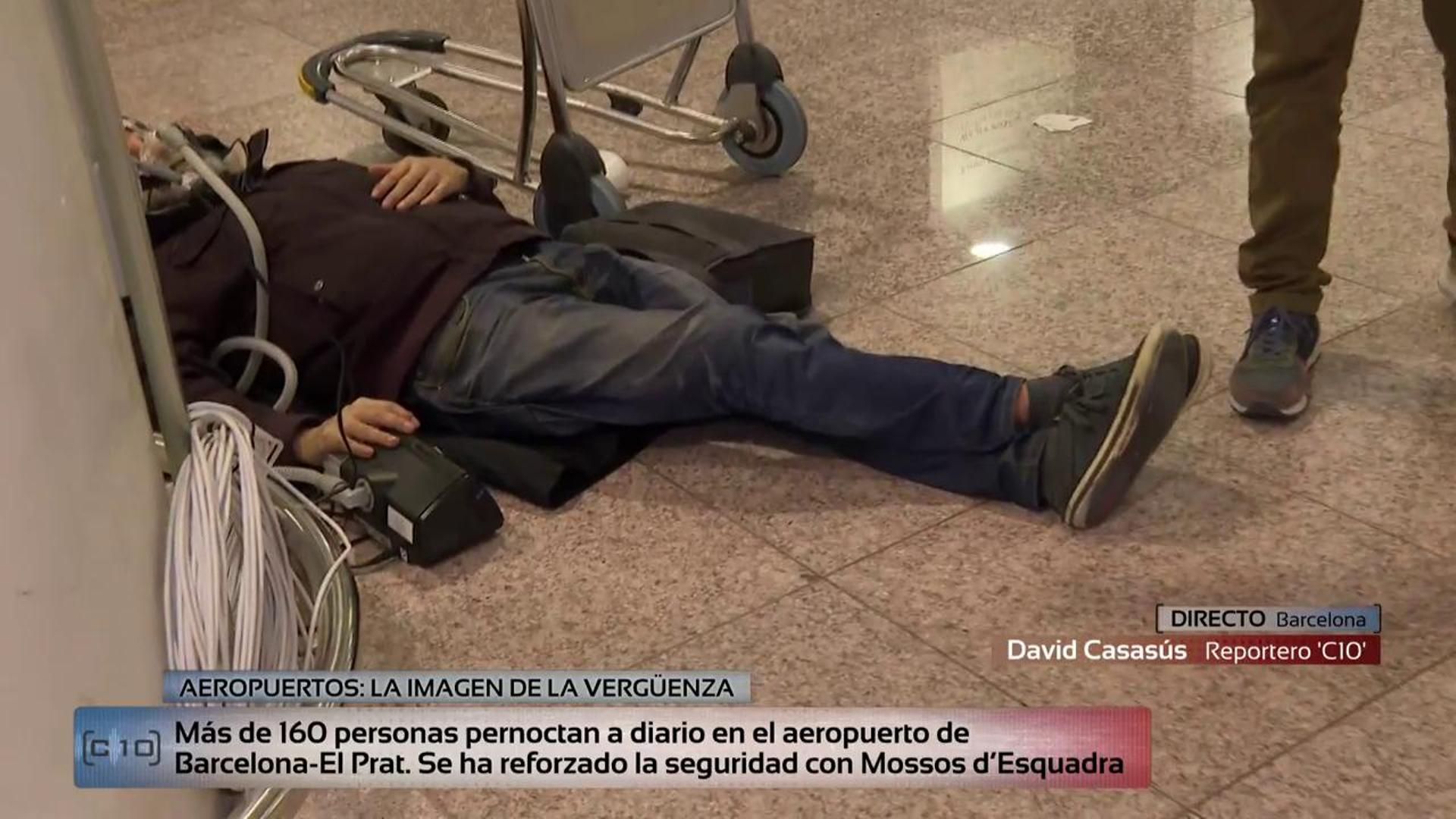 La imagen de la vergüenza en el aeropuerto de El Prat: Una persona sin hogar, enchufada a una máquina por la ausencia de ayuda