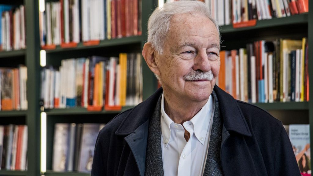 Archivo - El escritor Eduardo Mendoza posa durante la presentación de la novela 'Tres enigmas para la Organización', en la Casa del Libro de Barcelona, a 24 de enero de 2024.