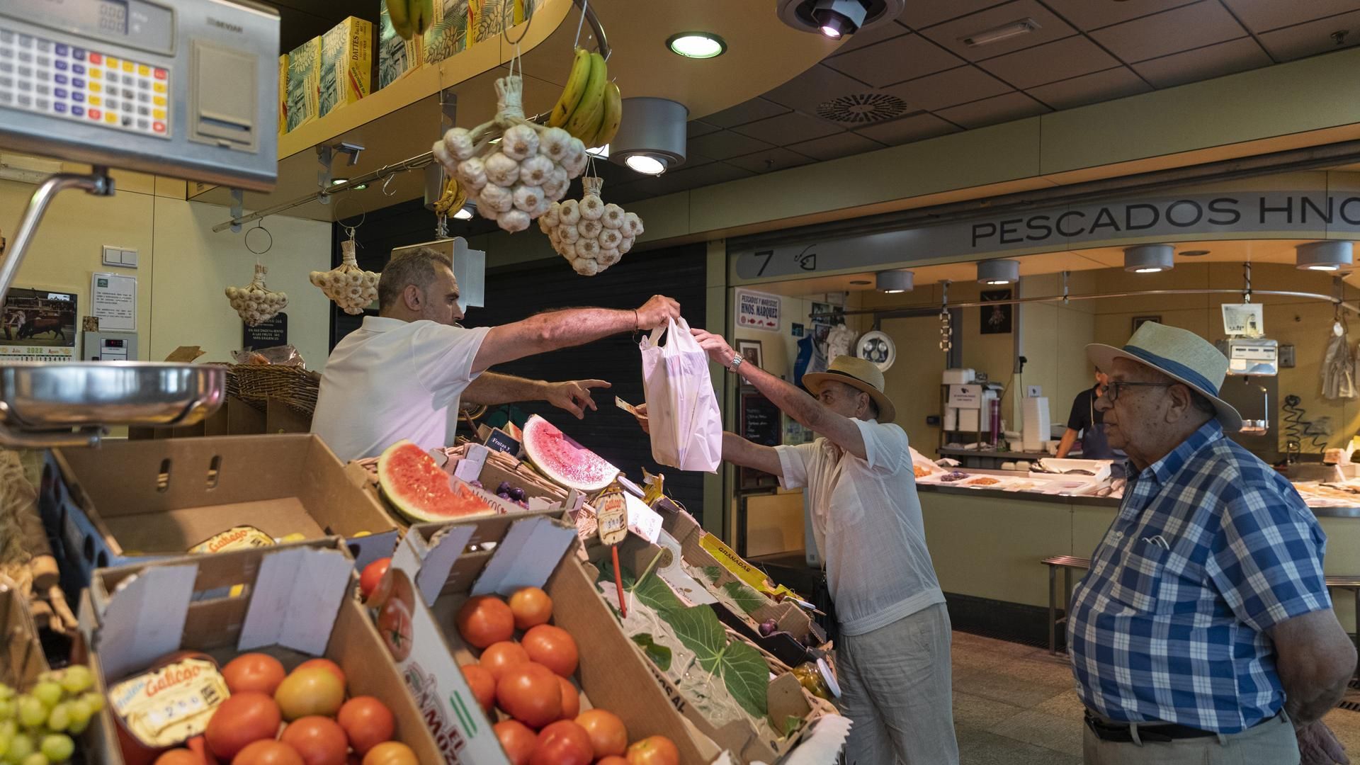 Archivo - Un puesto de frutas y verduras de un mercado
