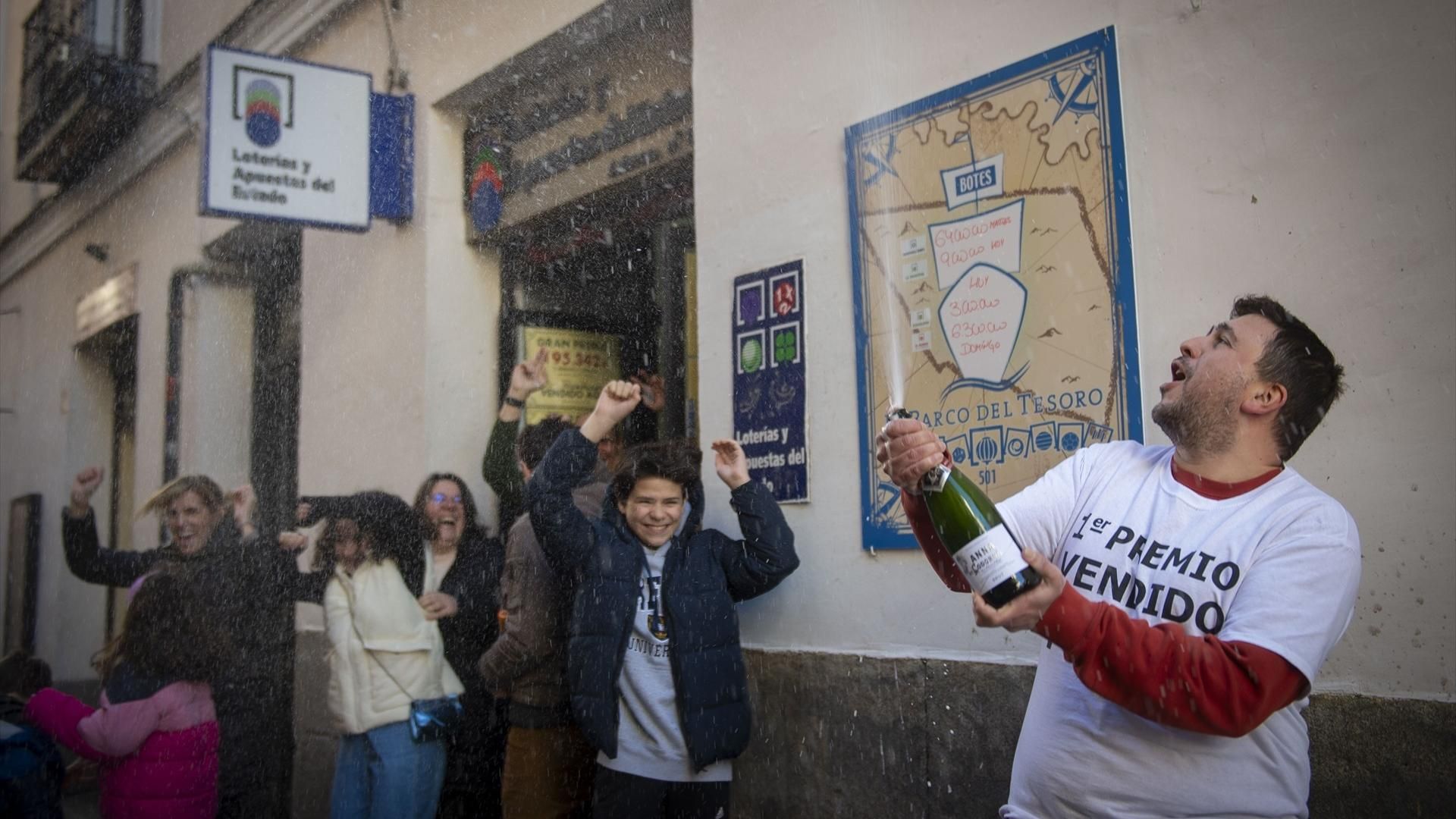 Celebración de un premio en una administracion de lotería