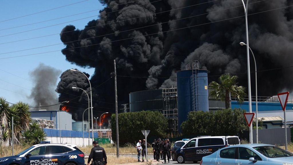 Todos los detalles del incendio en la nave de productos químicos en Sevilla